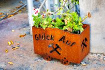 Abenteuergolf Overath - Der Bergbau spielt deswegen eine Rolle, weil sich auf dem Gelände früher die Grube Lüderich befand. Der Förderturm ist noch zu bewundern. • © ummeteck.de - Silke Schön