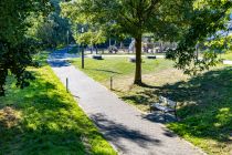 Auf der gegenüberliegenden Flußseite liegt in einem Park ein großer Spielplatz, zwischen Lenne und Boddinghauser Weg. • © ummeteck.de - Silke Schön