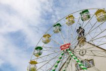 Das Riesenrad von dem Attendorner Rathaus im April 2023. • © ummet-eck.de - Silke Schön