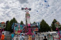 Rock & Roll (Deinert) - Kirmes - Fahrgeschäft - Rock & Roll bringt die Fahrgäste in maximal 18 Meter Höhe. Das hört sich erst einmal nicht viel an, aber da sich der gesamte Arm dreht, zusätzlich die Doppelgondel und darüber hinaus noch einmal jeder einzelne 4er Sitz überkopf, kommt an Bewegungen und Beschleunigungen ganz schön was zusammen.
 • © ummeteck.de - Christian Schön