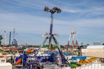 The King (Zinnecker) - Riesenschaukel - Bilder - Zusätzlich zu der normalen Überkopfrotation des gesamten Fahrgeschäfts können hier auch noch einmal die insgesamt vier einzelnen Gondeln 360 Grad über Kopf gedreht werden.  • © ummeteck.de - Christian Schön