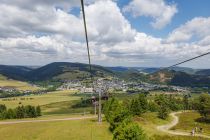 Ausblick aus der Ettelsberg Seilbahn auf das sommerliche Willingen. • © ummeteck.de - Christian Schön