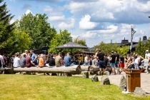 Denn der Ettelsberg ist ganz besonders bei Partygästen beliebt, die sich zuhauf an Siggis Hütte versammeln und den Tag genießen. Je nach Alkoholpegel fallen dann die Schranken. • © ummeteck.de - Christian Schön