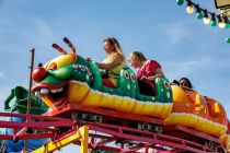 Willy der Wurm (Bauermeister) - Achterbahn - Kirmes - Eltern können natürlich in jedem Fall mitfahren. • © ummet-eck.de - Christian Schön