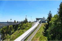 Bobbahn und Panoramabrücke Kappe - Links die Panoramabrücke am Erlebnisberg Kappe, rechts der Start der Bobbahn. • © ummeteck.de - Christian Schön