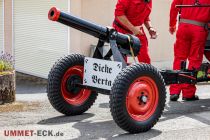 Die Schützenzug Osterbauernschaft bringt die Kanone "Dicke Berta" mit. Beim Antreten am Otto-Fuchs-Platz zeigt sie laut und deutlich, was sie von dem Treiben hält (Bumm). • © ummeteck.de - Silke Schön