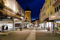 Fußgängerzone Siegen - Die Fußgängerzone in Siegen in der Weihnachtszeit, in der Mitte der Dicke Turm. • © ummeteck.de - Christian Schön