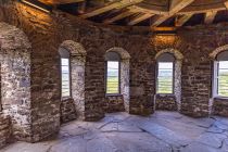 Das Bild ist ganz oben im Turm entstanden. Glasfenster gibt es hier nicht, aber Holzklappen zum schließen. Von hier hast Du eine tolle Aussicht ins Bergische Land und auf die Schlossanlage. • © ummeteck.de - Silke Schön