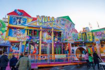 Laufgeschäft Soest 2022 - Die Villa Wahnsinn ist eines der Laufgeschäfte auf der Kirmes in Soest. • © ummeteck.de - Christian Schön
