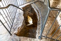 Wenn Du hinauf gehst, musst Du auch wieder herunter. Der Handlauf ist sehr nützlich, achte auf jeden Schritt, denn die Treppe besteht aus unregelmäßigen Steinstufen. • © ummeteck.de - Silke Schön