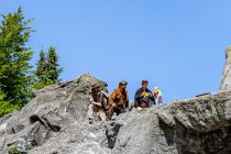 Schauplatz: Der große Felsen - Die Schauspieler laufen wirklich viel während der Aufführung. Hier sind sie beim Finale auf dem Felsen zu sehen. • © ummeteck.de - Silke Schön