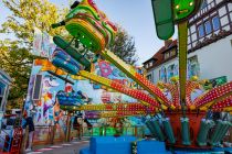 Beach Jumper auf der Allerheiligenkirmes 2022 - Beim Beach Jumper gibt es eine kleine Challenge. Wenn Du es schaffst, einen Becher mit Wasser mit dem Mund während der Fahrt festzuhalten und nachher ist noch was übrig, gibt´s was umsonst. • © ummeteck.de - Christian Schön