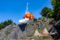 ... große Explosion auf dem Felsen. Für die großartige Pyrotechnik ist Stephan Kieper zuständig, der selbst viele Jahre als Darsteller auf der Bühne in Elspe gewirkt hat. • © ummeteck.de - Silke Schön