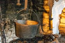 Mächtige Kochtöpfe - Eher für größere Mengen gedacht waren die Töpfe und Eimer. Der Rauchfang oberhalb des Feuers war einer der größeren im Rheinland. • © ummeteck.de - Silke Schön