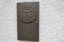 Auf dem Schild steht: "Attendorner Münze um 1230. Die Stadt war kölnische Münzstätte unter den Bischöfen: Dietrich v. Hengebach 1208-12, Engelbert v. Berg 1216-25, Heinrich v. Molenark 1225-38, Konrad v. Hochstaden 1238-61, Engelberg v. Falkenburg 1261-74, Sifrid v. Westerburg 1275-97, Wicbold v. Holte 1297-1304, Friedrich v. Saarwerden 1371-1414"  • © ummet-eck.de - Silke Schön