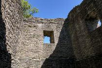 Die heute zu sehenden und als Baudenkmal geschützten Mauer- und Turmreste stammen aus dem 12. Jahrhundert.  • © ummeteck.de - Christian Schön