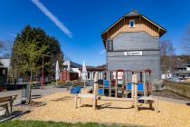 Im Jahr 1979 wurde die Bahnstrecke stillgelegt und das Bahnhofsgebäude verlor seine ursprüngliche Daseinsberechtigung. Das änderte sich 2012, als die alte Bahntrasse als Fahrradweg (Bergischer Panoramaradweg) umfunktioniert wurde und nicht nur der nahegelegene Fahrradtunnel, sondern auch das Bahnhofsgebäude hergerichtet wurde.  • © ummeteck.de - Christian Schön