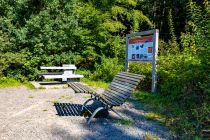 Ein kurzes Stück oberhalb des Fahrradtunnels findest Du diesen Platz zum ausruhen. Auf der Infotafel stehen spannende Facts zu den Fledermäusen, die jeden Winter im Tunnel wohnen. • © ummeteck.de - Silke Schön