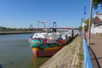 Duisburger Hafen - Duisburg - Bilder - Der Gastanker Brinjal ist 110 Meter lang und 15 Meter breit.  • © ummeteck.de - Christian Schön