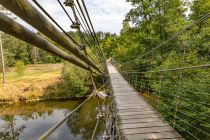 Engelskirchen Hängebrücke - Sie ist seit 1926 für Fußgänger gedacht. Das war nicht immer so. An der Brückenrampe führten Ende des 19. Jahrhunderts die Schienen der Aggertalbahn vorbei.  • © ummeteck.de - Silke Schön