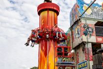 Fire Department (Ordelman) - Kirmes - Bilder - Spätestens seit der Saison 2019 ist der Freefall-Tower direkt am Eingang Bestandteil des Geschäfts und somit ist es auch kein reines Laufgeschäft mehr. Der Turm befindet sich direkt am Anfang des Rundgangs und ist nicht zwingend nötig. • © ummeteck.de - Christian Schön