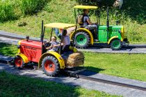 Traktoren bei Old McDonalds - Traktoren, Stroh und Tiere - echtes Farmleben beim Old McDonalds im Fort Fun Abenteuerland. • © ummeteck.de - Silke Schön