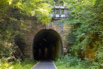 Schon lange nicht mehr in Betrieb - Im Jahr 1983 wurde der Eisenbahntunnel außér Betrieb genommen, wenige Jahre später wurden die Gleise demontiert. • © ummeteck.de - Silke Schön