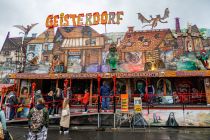 Geisterdorf (Fellerhoff) - Geisterbahn auf der Kirmes - Etwas regnerisch auf dem [e:10018::Herbstsend 2022 in Münster:]. • © ummeteck.de - Christian Schön