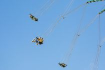 Jules Verne Tower (Goetzke) - Riesenkettenflieger auf der Kirmes - 32 Personen in 16 Zweiergondeln können jeweils mitfliegen.  • © ummeteck.de - Christian Schön