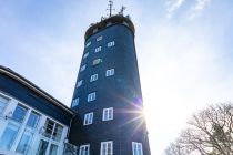 Der schwarz verschieferte, ovale Turm ist 36 Meter hoch. Seine Eröffnung fand 1930 statt. Sein Zweck war von vorneherein, den Menschen das schöne Sauerland näher zu bringen. Vor der beeindruckenden Aussicht steht der Aufstieg über 144 Stufen.  • © ummeteck.de - Silke Schön