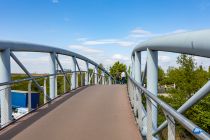 Die Neulandbrücke ist eine Fußgängerbrücke im Neuland-Park. Sie überquert die Rheinallee. • © ummeteck.de - Christian Schön