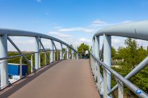 Brückenbau - Die Neulandbrücke ist eine Fußgängerbrücke im Neuland-Park. Sie überquert die Rheinallee. • © ummeteck.de - Christian Schön