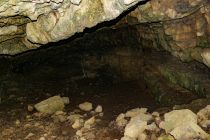 Es ist eine Kalk- und Tropfsteinhöhle, die eine Länge von 12 Metern und eine Breite von 7 Metern misst. Also eher eine kleine Höhle.  • © ummeteck.de - Silke Schön