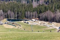 Downhill-Biker  - Wie an der Schnur aufgereiht geht es für die Biker bergauf, um danach die verschiedenen Lines zu genießen. • © ummeteck.de - Silke Schön