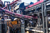 Es geht drüber und drunter. Man fliegt über Dächer, unter Brücken hindurch und manchmal sieht man auch nichts mehr, wenn die Steam Engines der Industrie in Rookburgh mal wieder ordentlich Dampf ablassen. Nix für schwache Nerven also.
 • © ummeteck.de - Christian Schön
