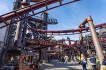 Und schon stehst Du mittendrin und schaust Dich erstmal staunend um. In Rookburgh dreht sich alles um den Coaster F.L.Y.  • © ummeteck.de - Silke Schön