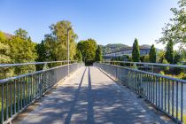 Fußgängerbrücke über die Lenne in Plettenberg - Beide Ufer sind verbunden über eine Fußgängerbrücke.  • © ummeteck.de - Silke Schön