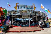 Raupenbahn (Steiger/Buchholz) - Fahrgeschäft auf der Kirmes - Wenn ein Karussell so an die hundert Jahre auf dem Buckel hat, dann steht man doch etwas ehrfürchtig davor. Aber man sieht diese Bahnen immer seltener.
 • © ummeteck.de - Christian Schön