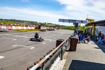 Start und Ziel  - Es gibt ein kleines Bistro, direkt an der Kartbahn im Start/Ziel-Bereich sind zusätzliche Sitzplätze zu finden.  • © ummeteck.de - Christian Schön