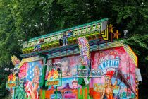 Der Shaker ist ein Kirmes-Fahrgeschäft im "Scheibenwischer"-Stil des Schaustellers Jerome Fick aus Nienburg.  • © ummeteck.de - Christian Schön