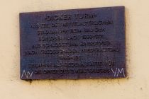 Schild am Dicken Turm in Siegen - Der Dicke Turm erlitt im Zweiten Weltkrieg immense Schäden. • © ummeteck.de - Christian Schön