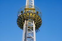 SkyFall (Goetzke) - Freefalltower auf der Kirmes - 24 Fahrgäste finden gleichzeitig Platz im SkyFall, der tatsächlich im freien Fall -ohne Seil- hinunterrauscht, natürlich am Ende gebremst, und zwar von einer Magnetbremse.  • © ummeteck.de - Christian Schön