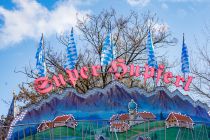 Super Hupferl (Scheidacher) - Bilder - Der bayerisch thematisierte Schunkler ist abends super beleuchtet (LED) und bietet a Gaudi für Jung und Alt. • © ummeteck.de - Christian Schön