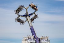 The King (Zinnecker) - Riesenschaukel auf der Kirmes - Jede der Gondeln fasst übrigens max 4 Personen, so dass in einer Fahrt 16 Personen mitfahren können.  • © ummeteck.de - Christian Schön