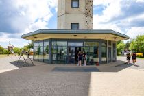 Eingansbereich Hochheideturm - Am Fotopoint (der ist oben im Turm) gibt es ein schönes Erinnerungsfoto. Tipp aus Erfahrung: In die Kamera schauen, nicht auf den Bildschirm. :-) • © ummeteck.de - Christian Schön