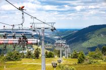 Natürlich ist die neue Bahn dementsprechend im Sommer und im Winter in Betrieb. Bei einer Förderleistung von 3.600 Personen pro Stunde kommt es dann auch in der Regel nicht mehr zu Wartezeiten und der Komfort der relativ kurzen Bahn ist natürlich auch super.  • © ummeteck.de - Christian Schön