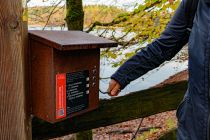 Diese Audiostation liegt unweit der Staumauer. Durch kurbeln kannst Du sie aktivieren und Dir verschiedene Versionen des Bergischen Heimatliedes anhören. • © ummeteck.de - Silke Schön