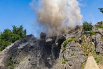 Es ist noch nicht vorbei - Nach der großen Explosion wird auch noch der Felsen "in die Luft gesprengt". Große Felsbrocken stürzen herunter. • © ummeteck.de - Silke Schön