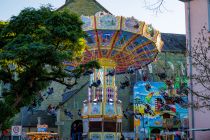 684. Soester Allerheiligenkirmes 2022 - Der Wellenflieger vor schöner Kulisse in Soest. • © ummeteck.de - Christian Schön