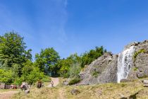 Naturbühne mit Wasserfall - Für ein paar idyllische Minuten kannst Du die 100 Meter lange Naturbühne mit herrlichem Wasserfall bestaunen. • © ummeteck.de - Silke Schön